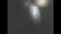 Неугомонная девушка в чулочках светит заросшей вагиной во времячко попочки
